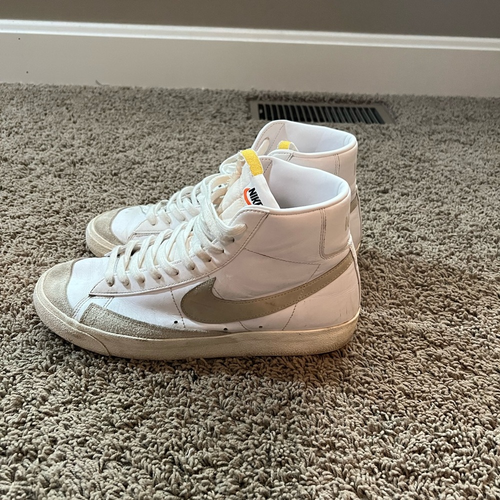 COPY - Nike Blazer tan swoosh